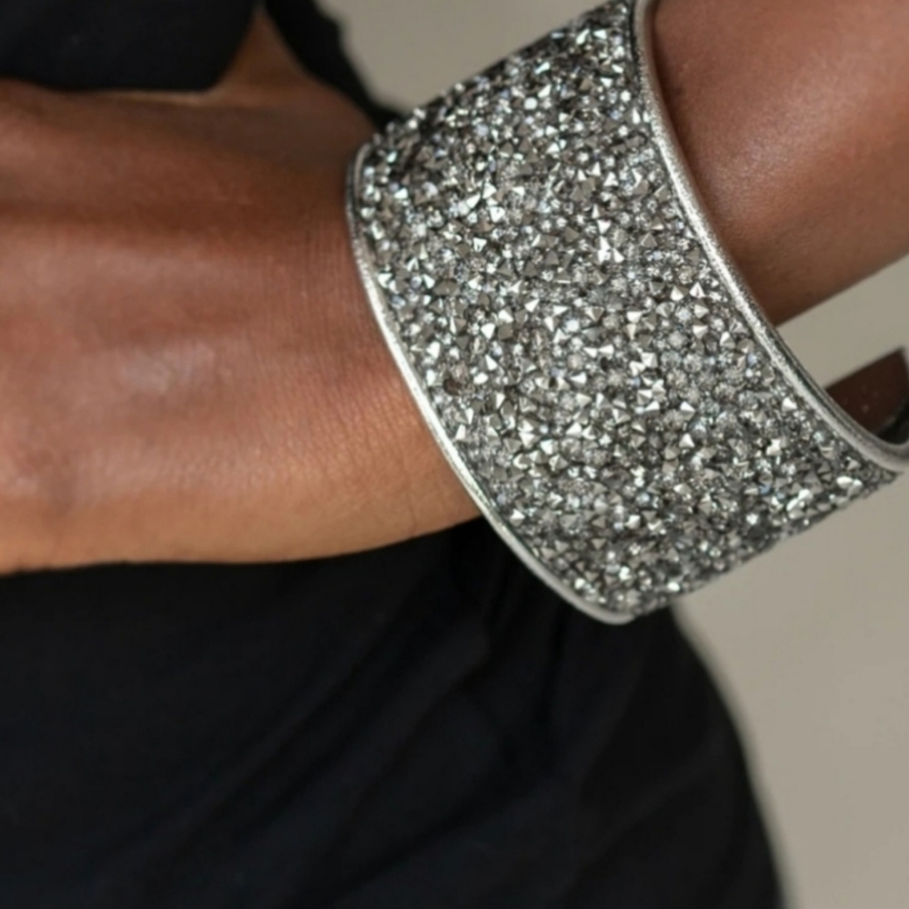 🔥 ABSOLUTELY FABULOUS RUN STONE CUFF BRACELET
